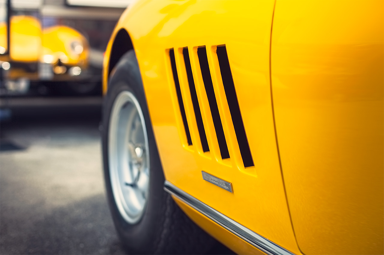 Fly Yellow Ferrari 275 GTB looking in the mirror